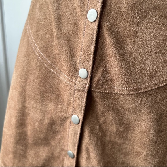 Brown buttoned vegan suede mini skirt - Picture 4 of 9